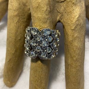 Beautiful Cubic Zirconia Stretch Fashion Cocktail Ring size 6+